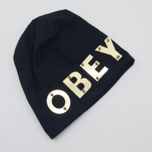 Дамска черна шапка с огледални златисти букви OBEY