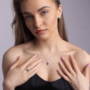 Сребърен пръстен с цирконий и  камък седеф Сребро 925 Сертификат за качество 2.63 грама размер 56 Обиците и медальонът се продават отделно в категория "Сребърни комплекти"