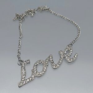 Колие с надпис "LOVE"